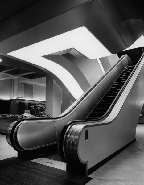 Hans Steiner, La prima scala mobile di Berna, grandi magazzini Loeb (dettaglio), 1957 © Musée de l'Elysée, Lausanne